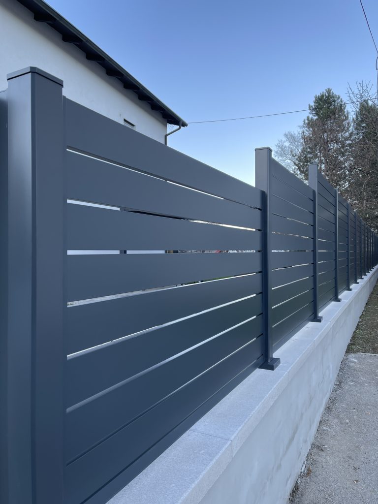 alu dvoriščna ograja Alu-Les Maribor