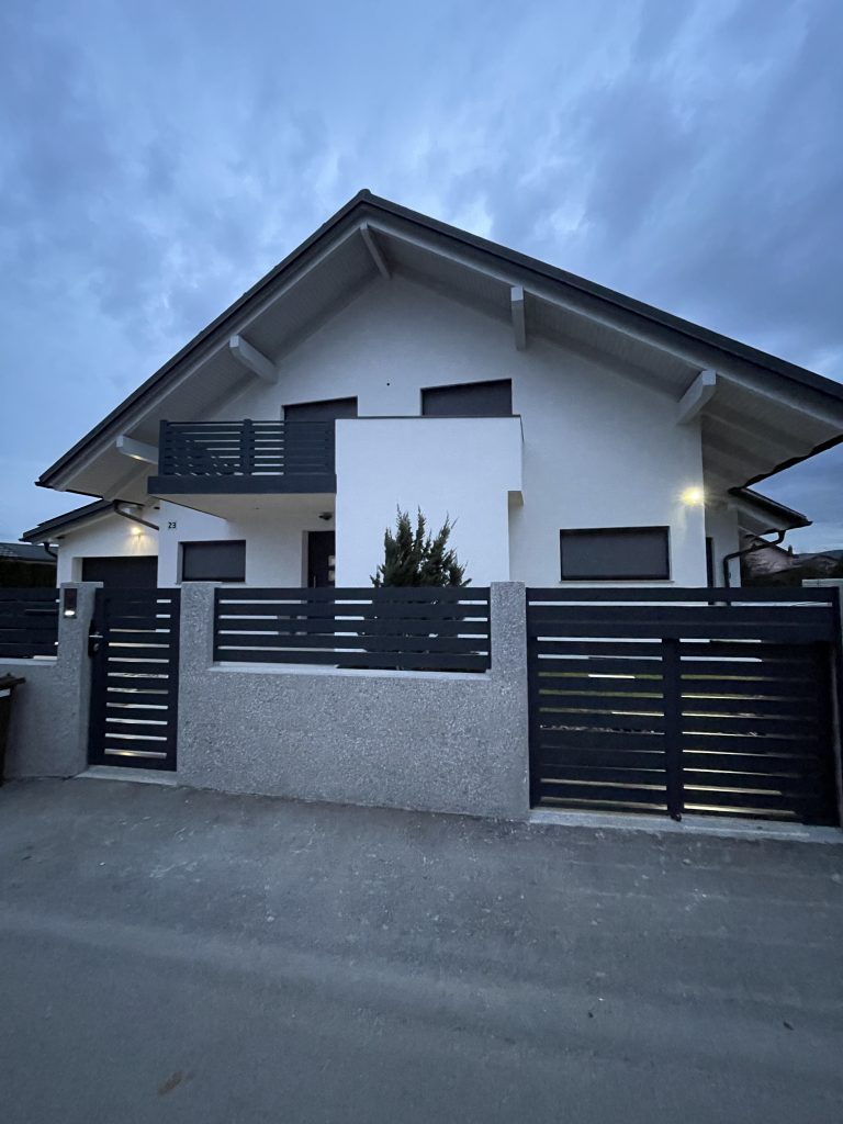 alu dvoriščna ograja, osebni prehod z osebnim prehodom Alu-Les Maribor